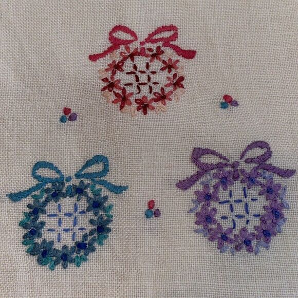 Vtg white linen hand towel with 3 embroidered floral wreaths - Picture 2 of 5